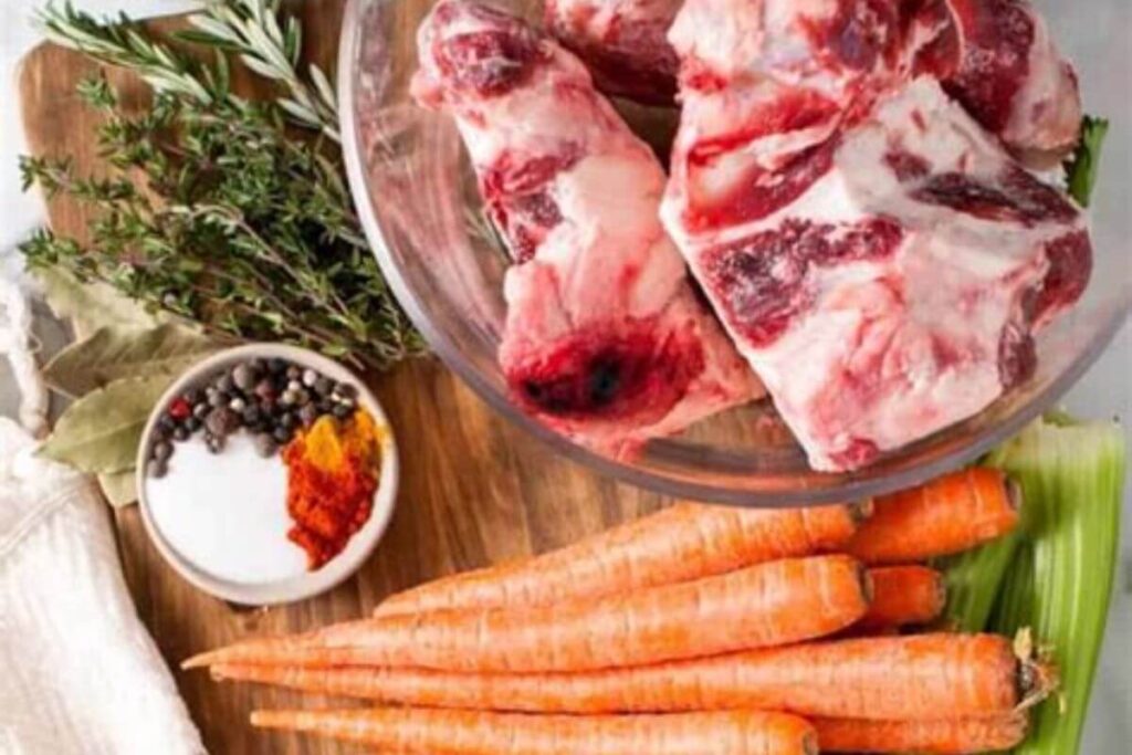 Totul începe cu ingrediente alese cu grijă. O bucată întreagă de animal – cu carne, oase, măduvă, piele și țesut conjunctiv – aduce acel echilibru perfect de colagen, grăsimi benefice și aminoacizi esențiali. Imaginează-ți cum toate acestea fierb încet, timp de ore, eliberând picătură cu picătură puterea lor vindecătoare...
