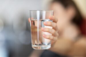 Pahar cu apă – hidratare naturală și sănătoasă