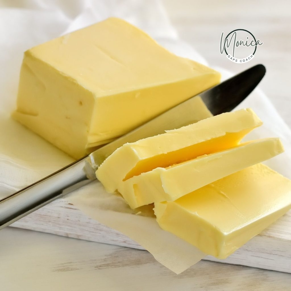 Unt crud, ghee și seu – exemple de grăsimi naturale care susțin regenerarea organismului, absorbția vitaminelor liposolubile și echilibrul intestinal.