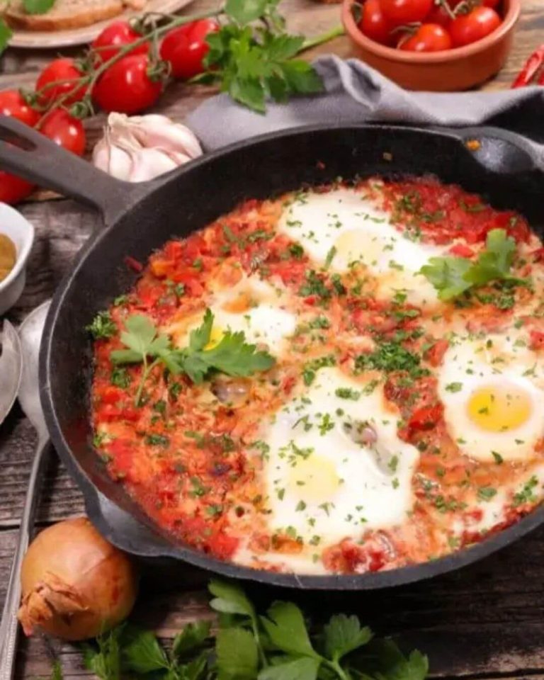 Shakshuka de primăvară cu lăstari de hamei, sos de roșii de casă și ouă cu gălbenuș moale.